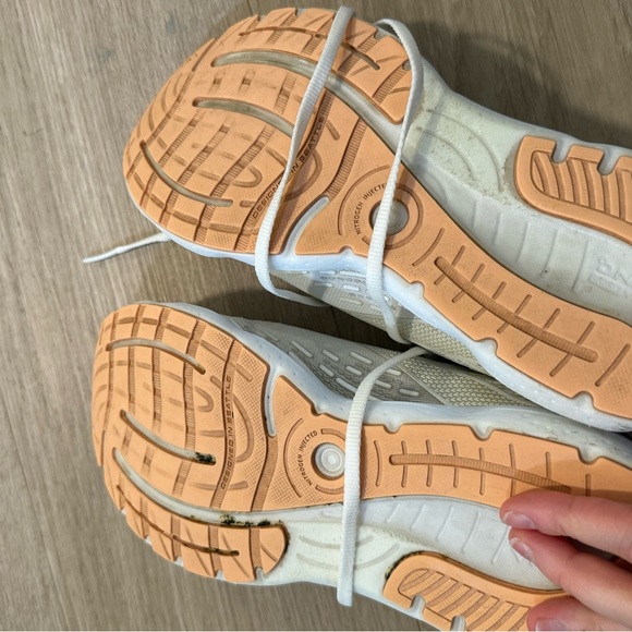 Brooks White and Tan Women's Sneakers - Picture 6 of 7